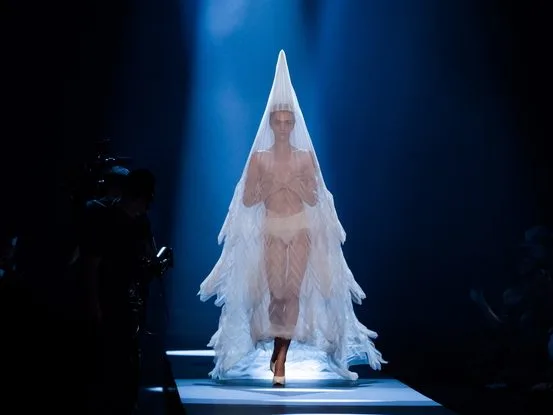 Εξώφυλλο του βιβλίου Jean Paul Gaultier Catwalk από τον οίκο Thames and Hudson για τη γυναικεία μόδα.