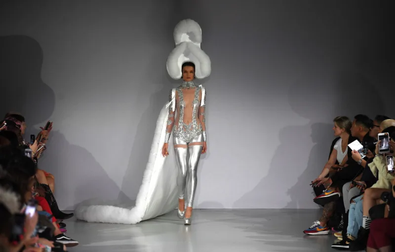 Η θρυλική σχεδιάστρια μόδας Pam Hogg σε φωτογραφία από το ΑΠΕ-ΜΠΕ.