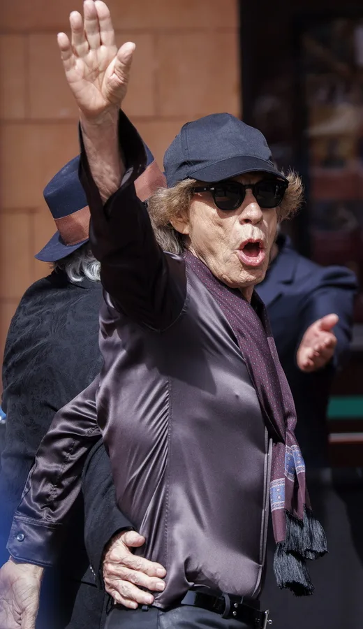 Ο Mick Jagger κατά την επίσκεψή του στον αρχαιολογικό χώρο και το μουσείο της Αρχαίας Ελεύθερνας στην Κρήτη.