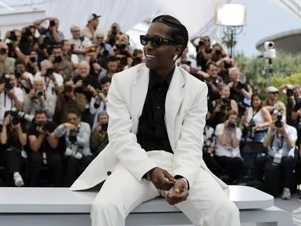 Ο A$AP Rocky σε επίσημη εμφάνιση, ο οποίος δηλώνει «Renaissance man» και συνεχίζει την υποκριτική στο Hollywood.