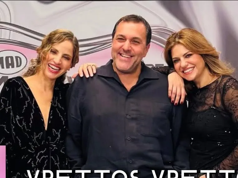 Ο Βρεττός Βρεττάκος ανάμεσα σε δύο γυναίκες σε εκδήλωση του MadWalk.