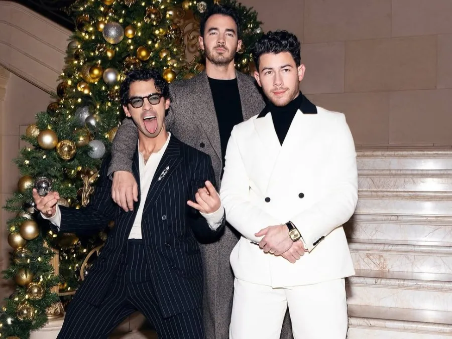 Οι Jonas Brothers σε εορταστική φωτογραφία για την ταινία A Very Jonas Christmas Movie.