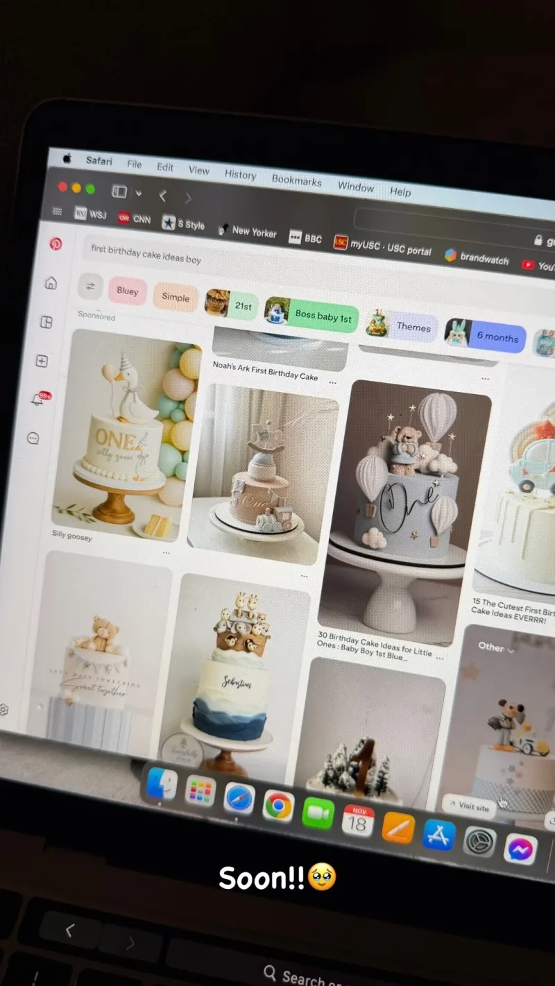 Οθόνη λάπτοπ με αναζήτηση στο Pinterest για τούρτες γενεθλίων.