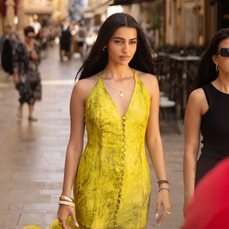 Η τραγουδίστρια Αναστασία στη σκηνή του MadWalk 2025 by Three Cents για το act των AD1 και ABOUT YOU.