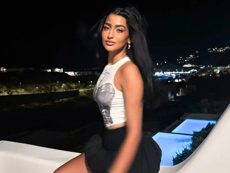 Η τραγουδίστρια Αναστασία στη σκηνή του MadWalk 2025 by Three Cents για το act των AD1 και ABOUT YOU.
