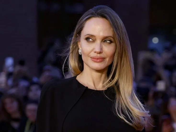 Η Angelina Jolie σε επίσκεψη αλληλεγγύης στην Ουκρανία για τη στήριξη εθελοντών και οικογενειών.