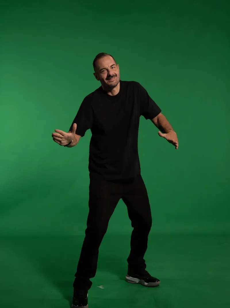 Ο DJ Αντώνης Δημητριάδης (AD1) στη σκηνή του MadWalk 2025 by Three Cents.