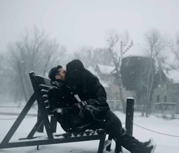 Τα ελληνικά videoclips μου μοιάζουν με ταινίες του Netflix