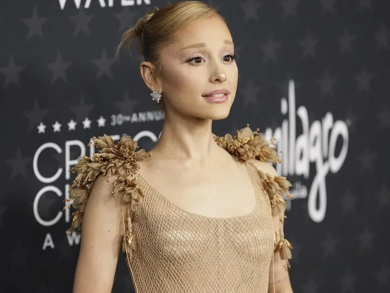 Η Ariana Grande σε εμφάνισή της στο πλαίσιο της περιοδείας Eternal Sunshine Tour.