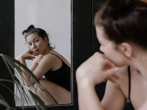 Μιλάς μόνος σου; Η επιστήμη λέει πως σε κάνει πιο έξυπνο, όχι πιο τρελό