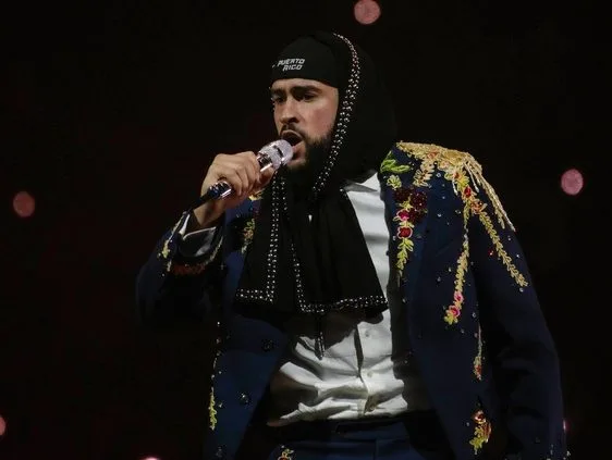 Ο Bad Bunny στα Latin Grammys 2025, νικητής με το Debí Tirar Más Fotos.