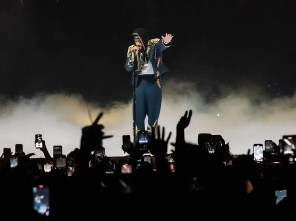 Ο Bad Bunny στα Latin Grammy Awards 2025, νικητής για το κομμάτι Debí Tirar Más Fotos.