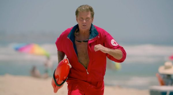 Ο David Hasselhoff τρέχει στην παραλία ως ναυαγοσώστης του Baywatch.