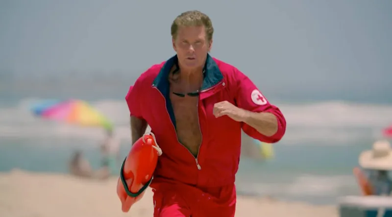 Ο David Hasselhoff τρέχει στην παραλία ως ναυαγοσώστης του Baywatch.