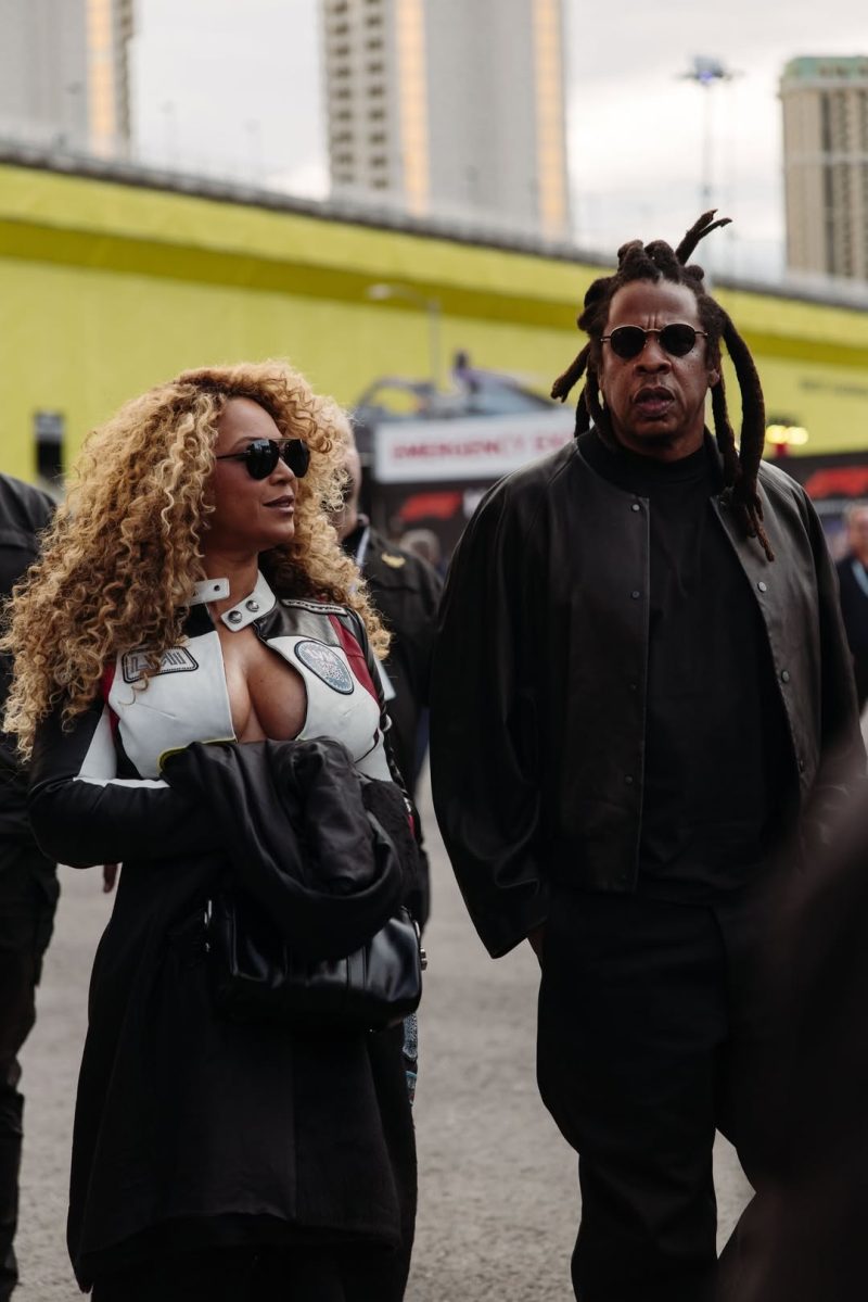 Η Beyoncé με αγωνιστική φόρμα Louis Vuitton στο Grand Prix της Formula 1 στο Λας Βέγκας.