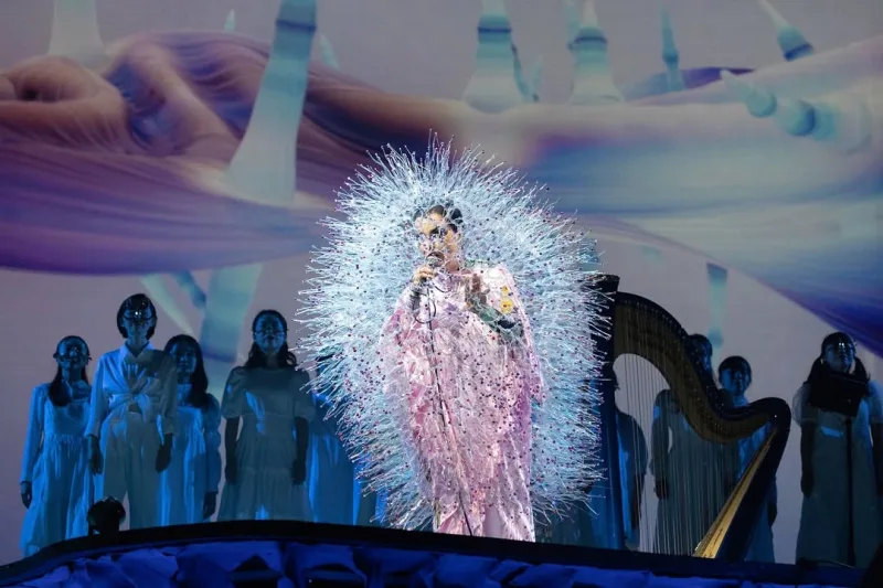 Πορτρέτο της Björk από τον επίσημο λογαριασμό της στο Instagram με αφορμή τα 60α γενέθλιά της.