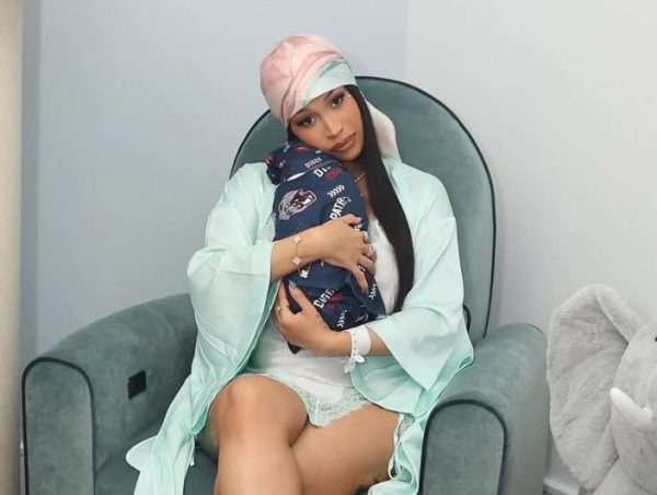 Δες πώς η Cardi B μετέτρεψε τον ομφάλιο λώρο του γιου της σε χρυσό μενταγιόν