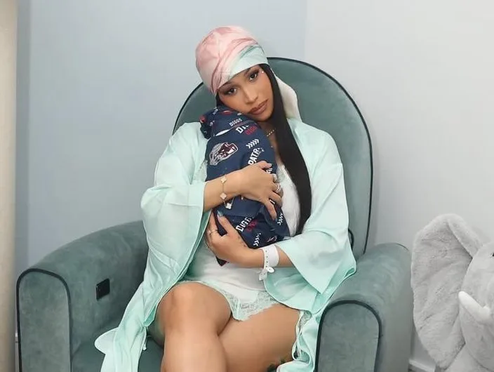 Η Cardi B με το χρυσό μενταγιόν που κατασκευάστηκε από τον ομφάλιο λώρο του γιου της.