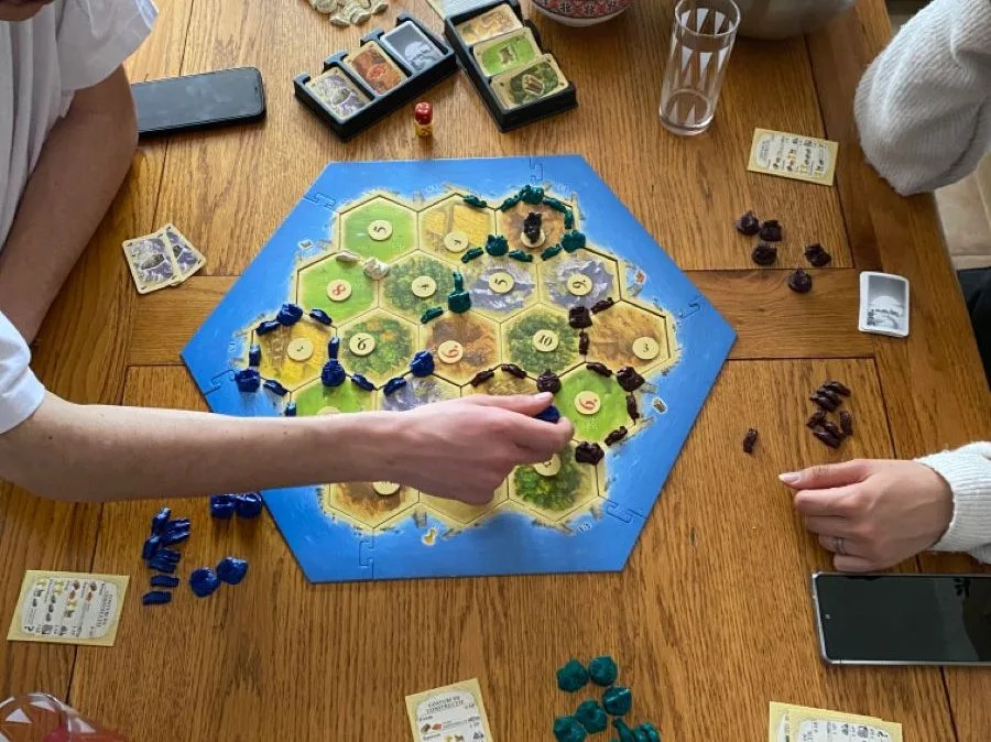 Από το τραπέζι στο streaming! Το Netflix φέρνει το «Catan» στις οθόνες μας