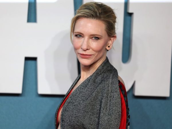 Η Cate Blanchett έφτασε στην Αθήνα για τα γυρίσματα του «Sweetsick» – Φωτογραφίες από το αεροδρόμιο