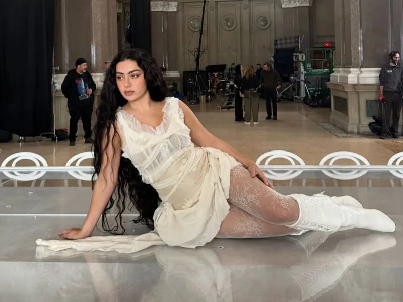 Η Charli XCX σε φωτογραφία από τον προσωπικό της λογαριασμό στο Instagram για την ταινία The Moment.