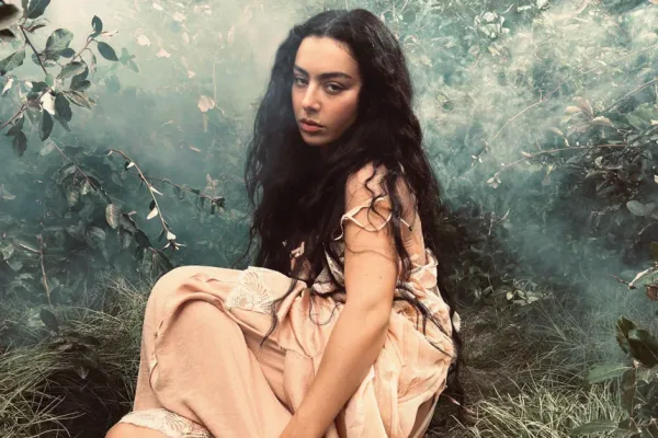 Η Charli XCX βάζει τέλος στην «brat» εποχή με την ανακοίνωση του όγδοου album της
