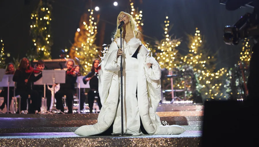 Η Christina Aguilera τραγουδά στη σκηνή του Christmas in Paris.