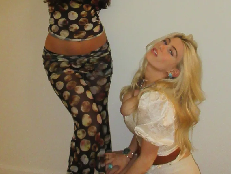 Η Clementine Vaughn, κόρη της Claudia Schiffer, σε εμφάνιση με cowboy look για πάρτι.