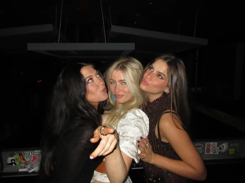 Η Clementine Vaughn, κόρη της Claudia Schiffer, σε εμφάνιση με cowboy look για πάρτι.