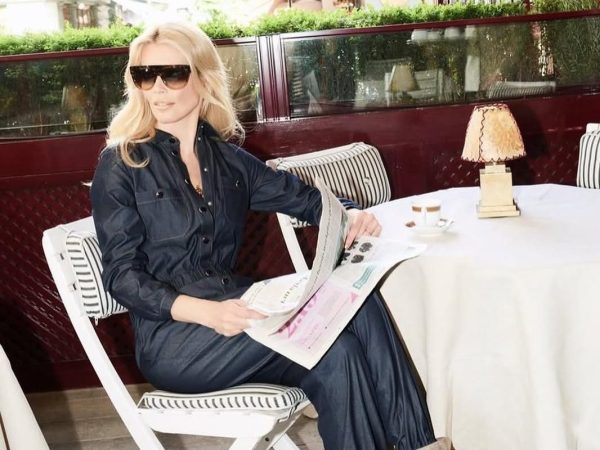 Claudia Schiffer: Το casual look που αξίζει να υιοθετήσεις για τις χριστουγεννιάτικες βόλτες στην πόλη