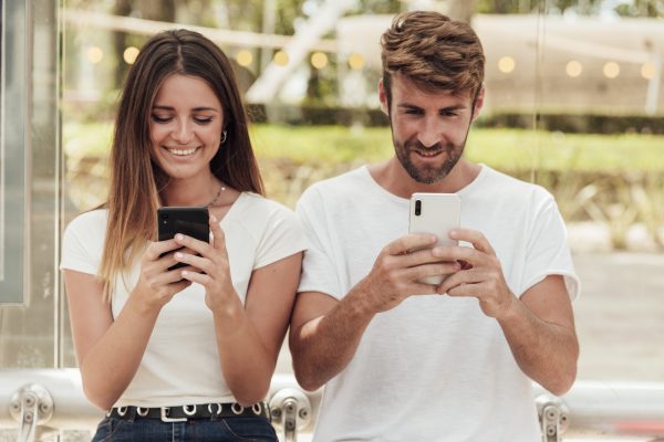 Μήπως το phubbing καταστρέφει τη σχέση σου; Τι προτείνουν οι ειδικοί