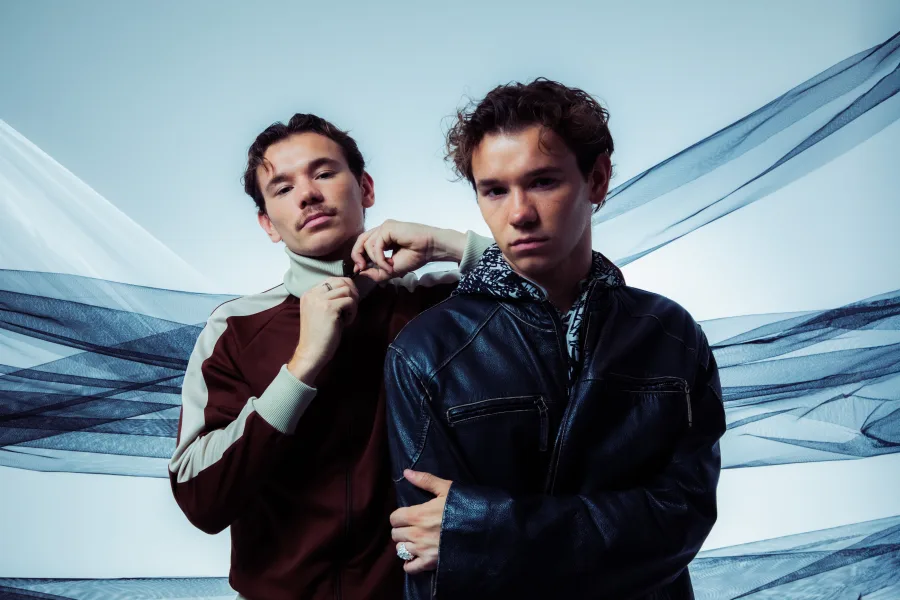 Οι Marcus & Martinus ποζάρουν με φόντο γαλάζιο ύφασμα.