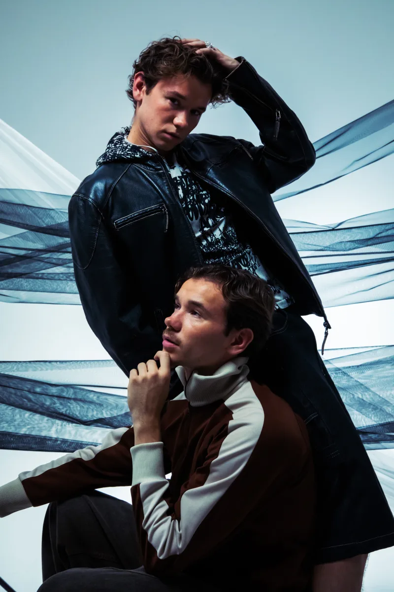 Οι Marcus & Martinus σε καλλιτεχνική φωτογράφιση.