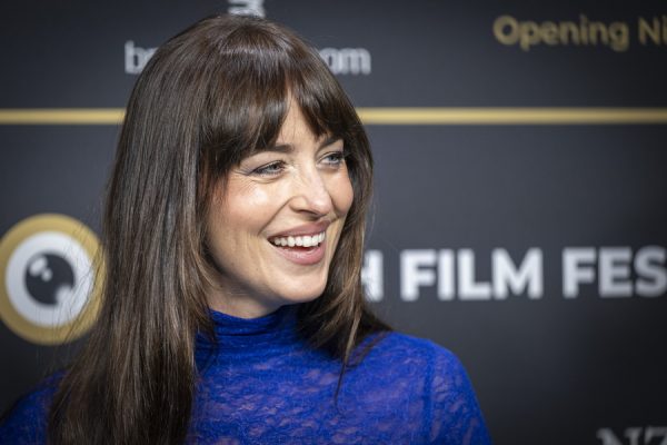 Η ηθοποιός Dakota Johnson και ο σκηνοθέτης Γιώργος Λάνθιμος σε κοινή εμφάνιση.
