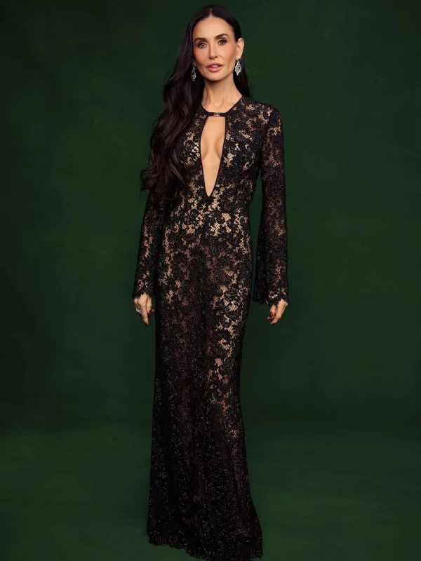 Η Demi Moore εμφανίστηκε στο κόκκινο χαλί των Actor Awards με μια εντυπωσιακή δημιουργία Schiaparelli.