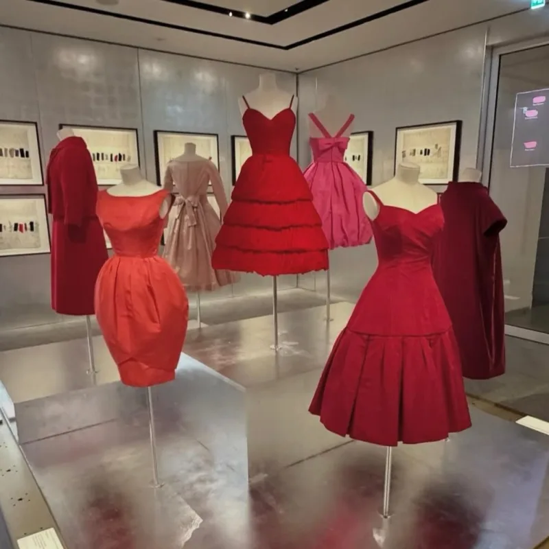 Έκθεση με φορέματα Dior από τη συλλογή του Azzedine Alaïa.