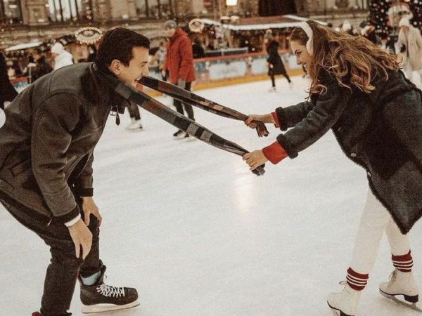 Sledging: To dating trend της Gen Z που κάνει τις σχέσεις να τελιώνουν πριν λιώσει το χιόνι