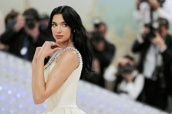Dua Lipa: Από Nespresso σε Bvlgari – Το μυστικό πίσω από τις high-profile συνεργασίες που την εκτόξευσαν