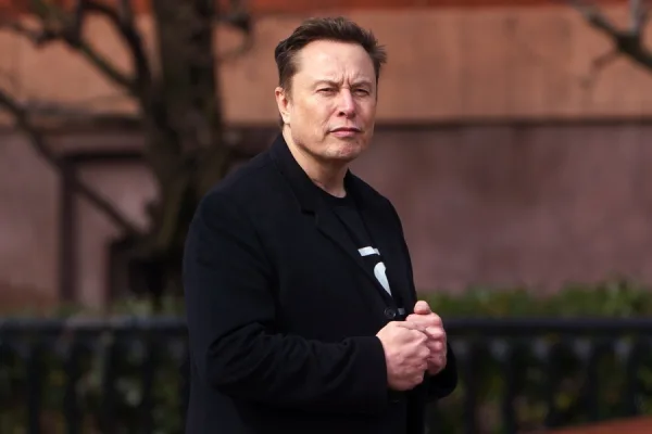 Ο Elon Musk σε επίσημη εμφάνιση, στο πλαίσιο συζήτησης για την τεχνητή νοημοσύνη και το μέλλον της εργασίας.