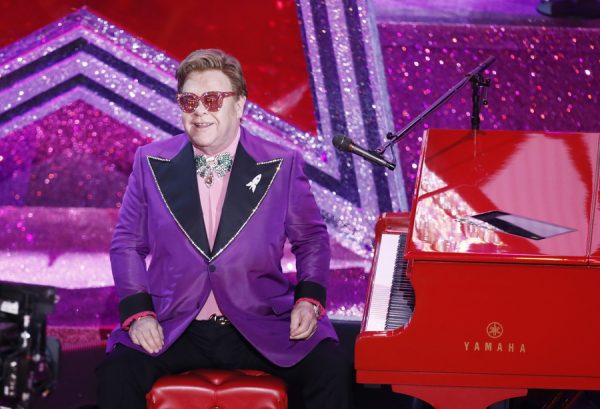 Ο Elton John σε δημόσια εμφάνιση, ο οποίος αντιμετωπίζει σοβαρά προβλήματα όρασης και υγείας.