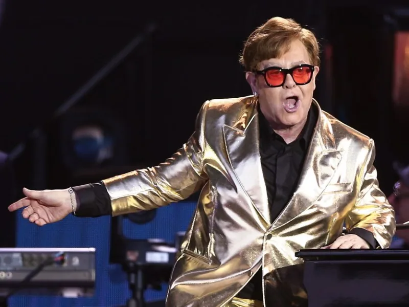 Ο Elton John σε δημόσια εμφάνιση, ο οποίος αντιμετωπίζει σοβαρά προβλήματα όρασης και υγείας.