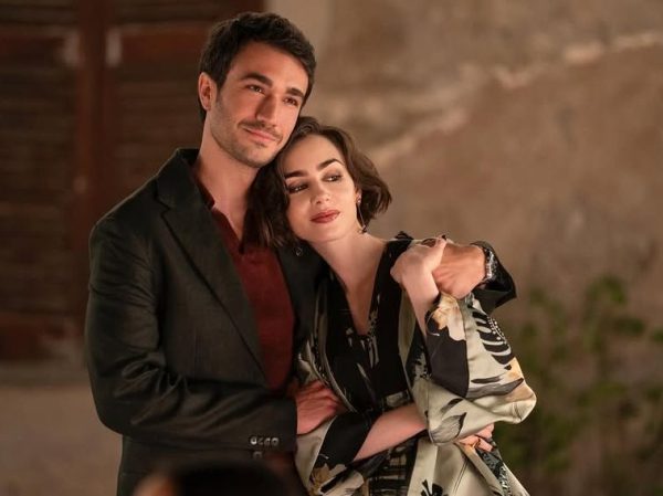 Νέα θέση, νέα ζωή! Το επίσημο trailer της 5ης σεζόν του «Emily in Paris» μάς ταξιδεύει στη Ρώμη