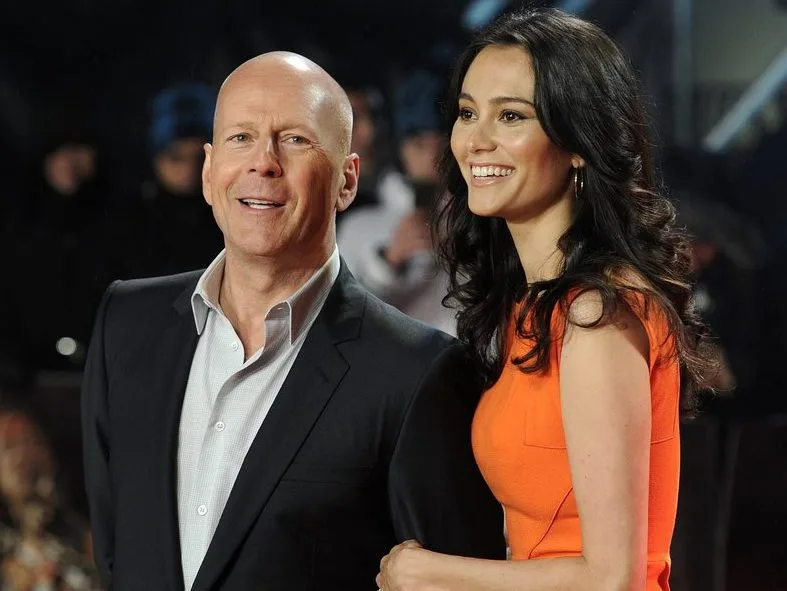 Ο Bruce Willis και η σύντροφός του χαμογελούν στο κόκκινο χαλί, με τον ηθοποιό να αντιμετωπίζει την άνοια.