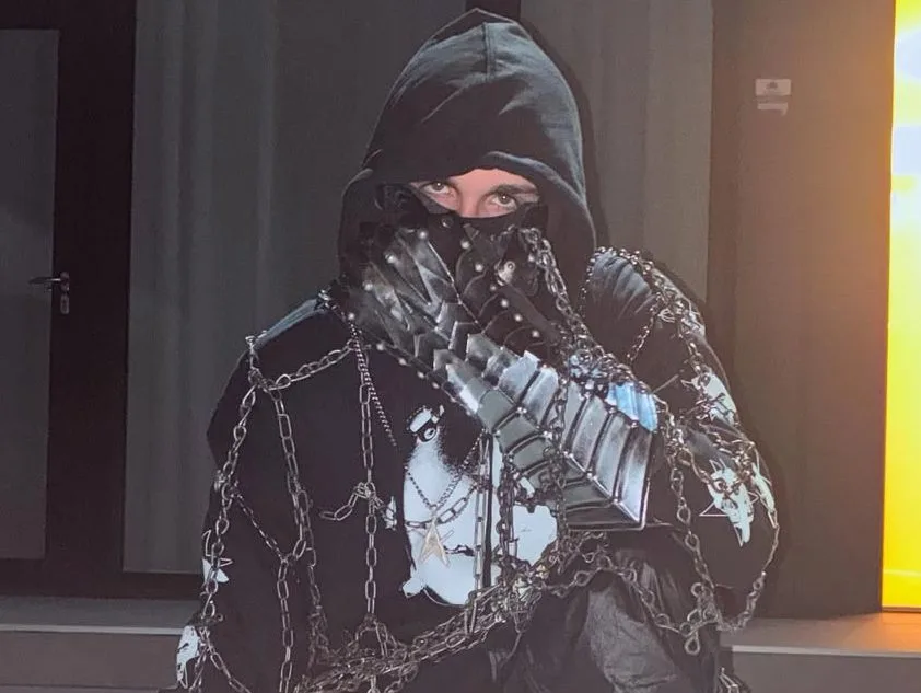 Ο Βρετανός ράπερ EsDeeKid, ο οποίος έγινε viral στο TikTok λόγω της ομοιότητάς του με τον Timothée Chalamet.