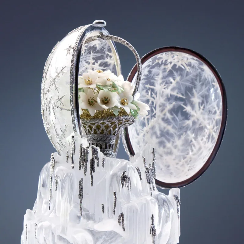 Το αυγό Fabergé του Τσάρου Νικόλαου Β’ με λουλούδια στο εσωτερικό του.