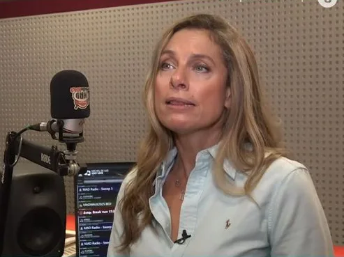 Η Φαίη Βώκου σε ραδιοφωνικό στούντιο του Mad Radio 106.2.