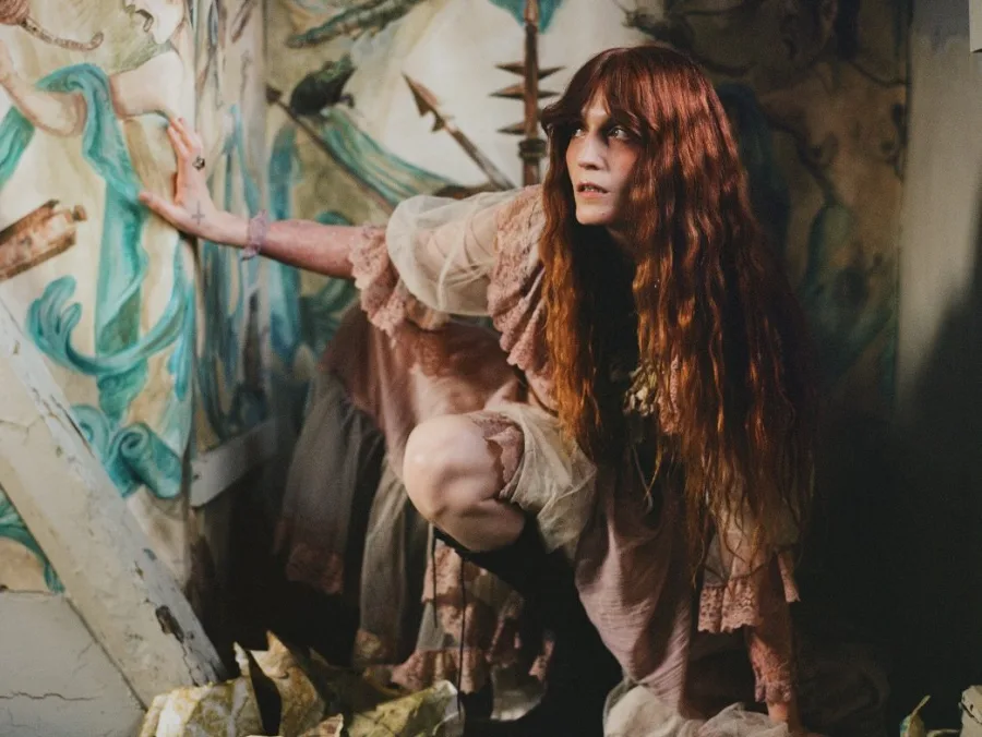 Η Florence Welch των Florence + The Machine σε δωμάτιο με τοιχογραφίες.