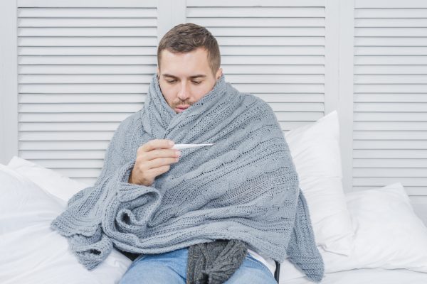 Τα 8 hacks που οι γιατροί ορκίζονται πως βοηθούν στις ιώσεις (και δεν έχουν καμία σχέση με φάρμακα)