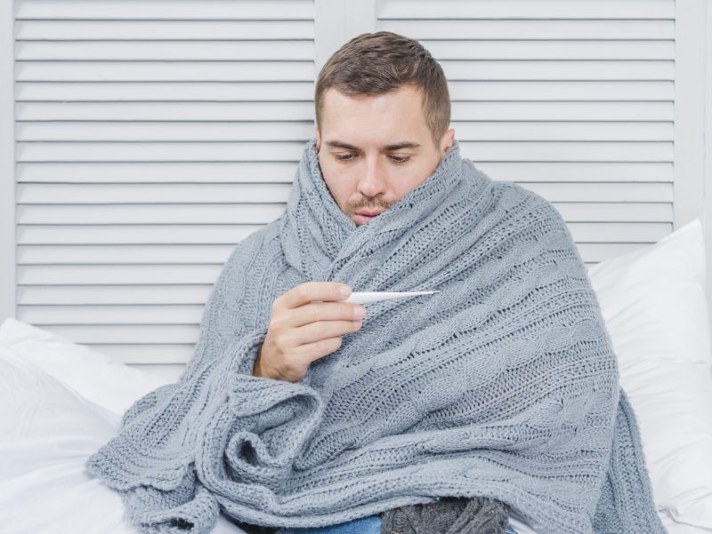 Τα 8 hacks που οι γιατροί ορκίζονται πως βοηθούν στις ιώσεις (και δεν έχουν καμία σχέση με φάρμακα)