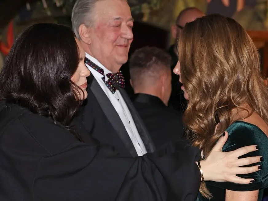 Η Kate Middleton και η Jessie J σε μια συγκινητική αγκαλιά κατά τη συνάντησή τους.